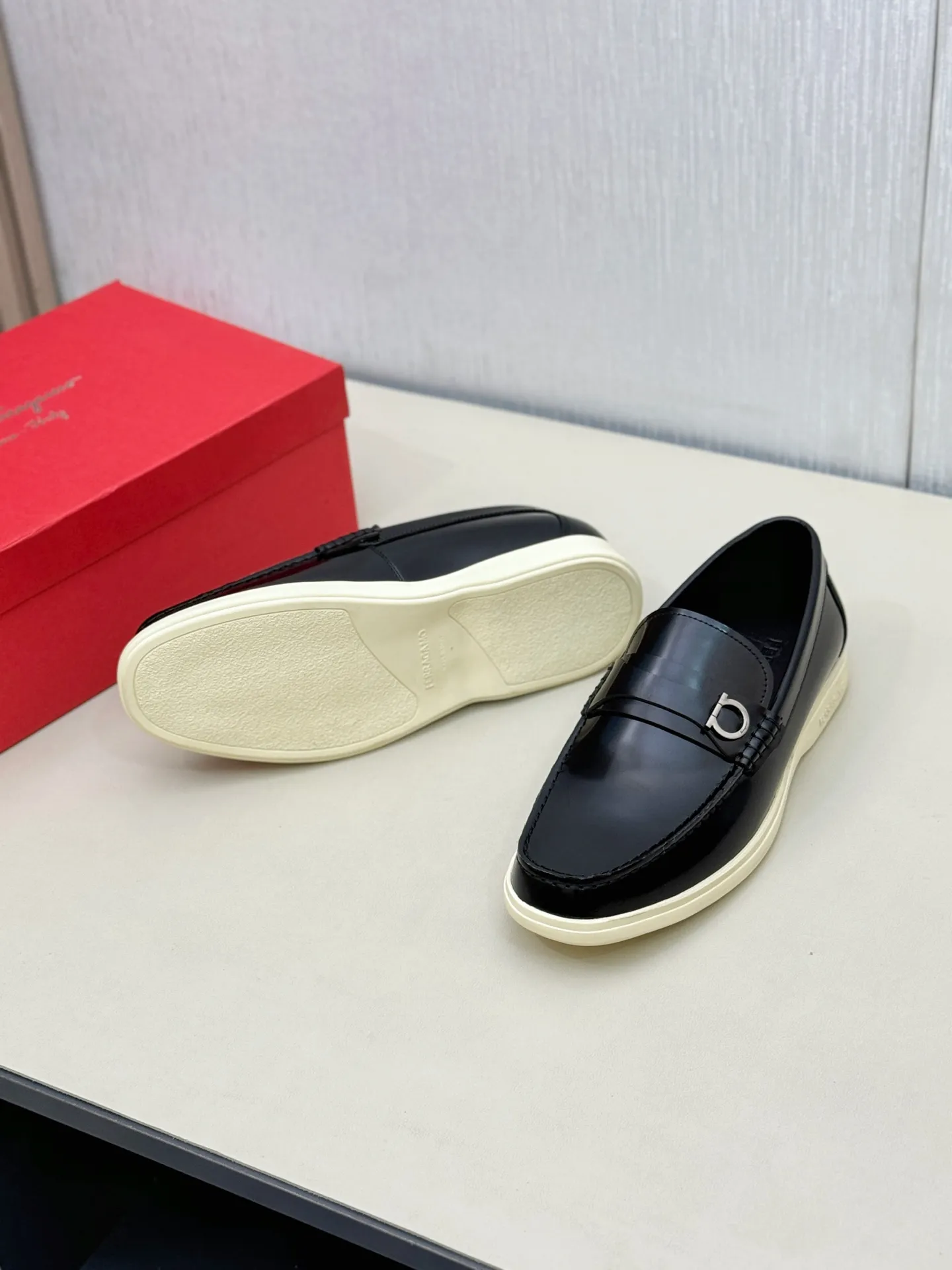 [Ferragamo] P: 580💰 Number of yards: 38~44 (45 orders are non-returnable) Ferragam's new men's driving shoes, the fabric is made of imported cowhide, with visible texture, heavy industrial stitching, dyed calfskin inside, standard logo cowhide feet, big-name experience, soft and comfortable on the feet, a men's favorite, special non-slip and wear-resistant rubber soles, easy to handle various occasions, with original box packaging!